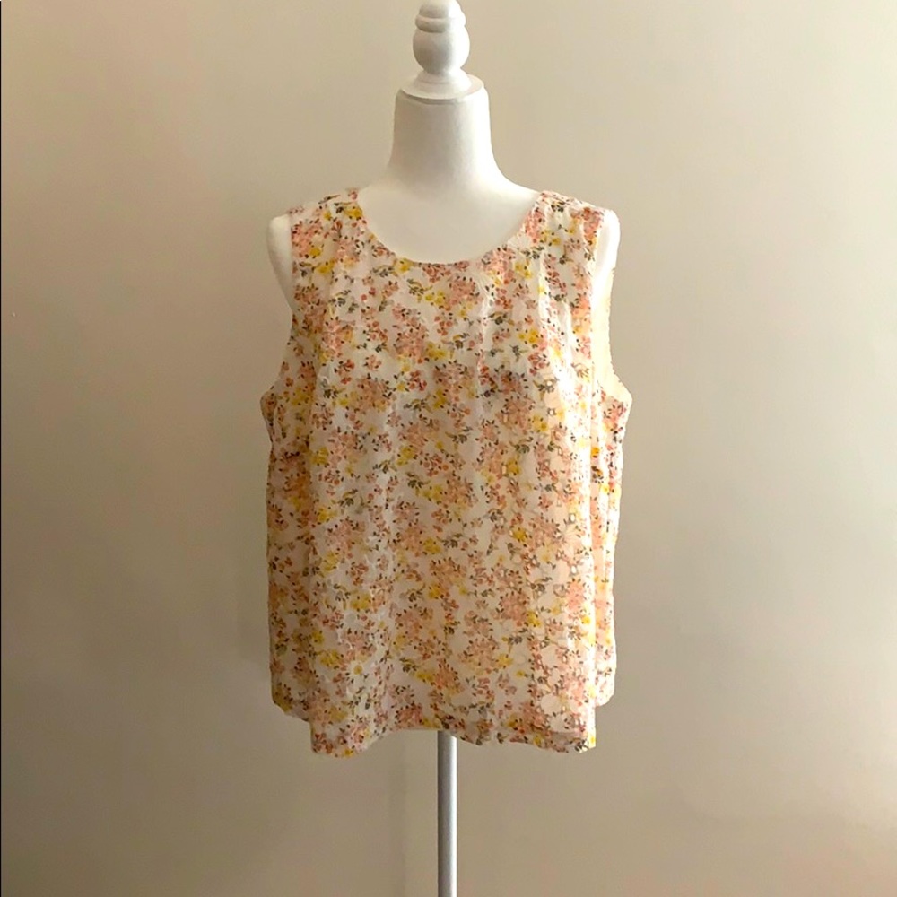 Sleeveless blouse, flowers, eyelet